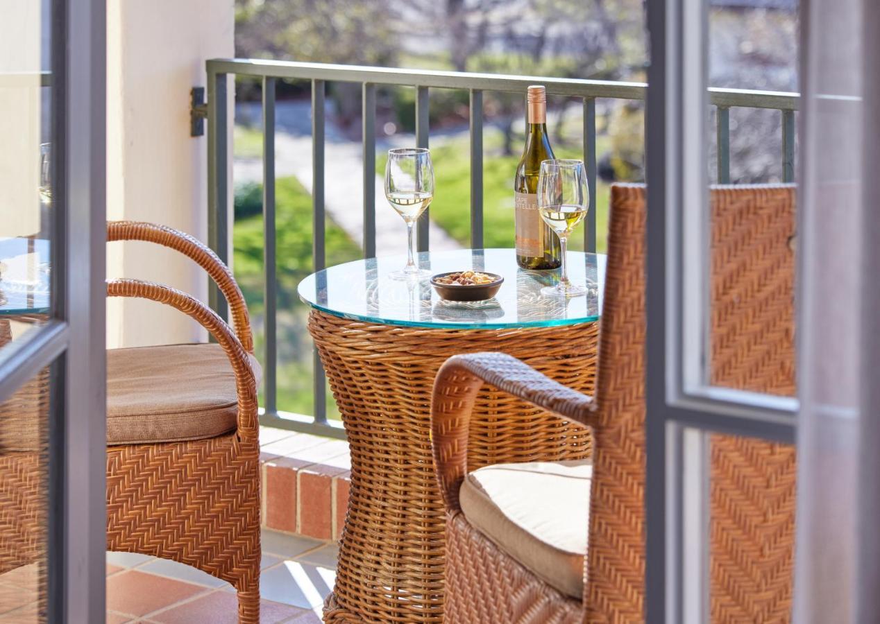 Hyatt Hotel Canberra - A Park Hyatt Hotel Экстерьер фото A balcony at the Hotel del Coronado